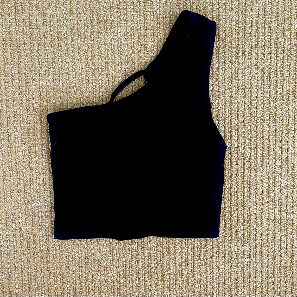 One shoulder black crop tank